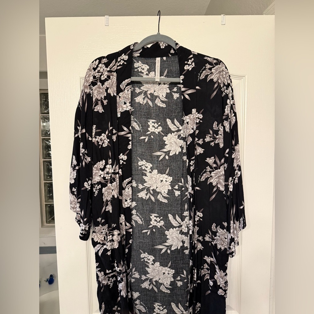 Spiritual Gangster Maya Black Floral Tie Front Kimono - Picture 11 of 16
